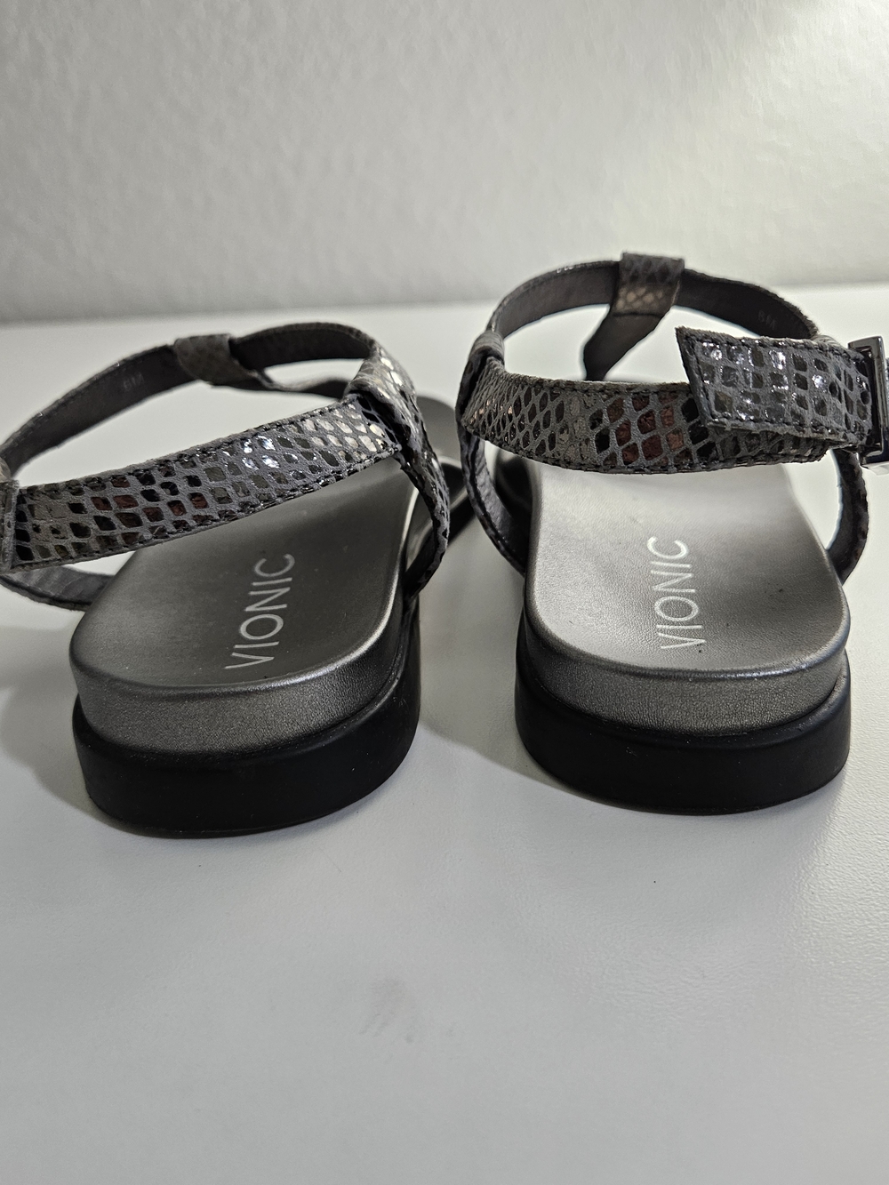 Vionic Women’s Metallic Gray Snake-Print T-Strap Sandals - Picture 5 of 6